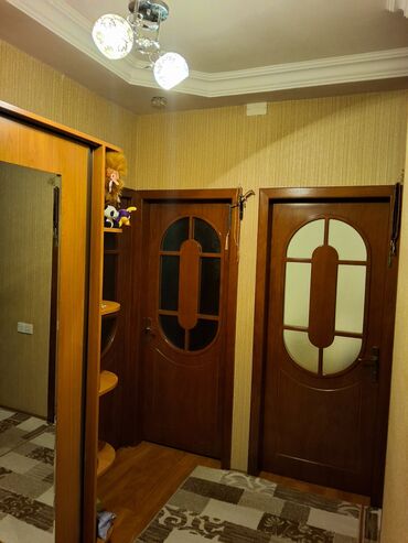 Köhnə tikili: Satılır: 3 otaqlı mənzil. Şəxsi mənzilimdir, kupça var. Bina Diaqnoz — 9