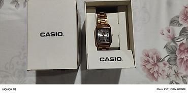 takema saat: Casio qol saatı – qızılı rəngli, kvadrat/örtülü düzbucaqlı korpuslu — 2
