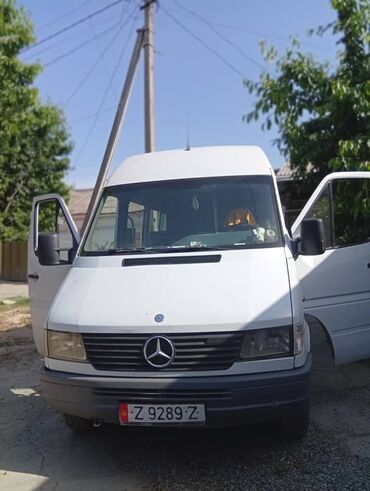 Mercedes-Benz: Микроавтобус Mercedes-Benz Sprinter белого цвета. Оснащён сиденьями с