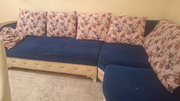 резное кресло: Mavi-krem rəngli L formalı künc divanı və uyğun dairəvi puf/kiçik masa