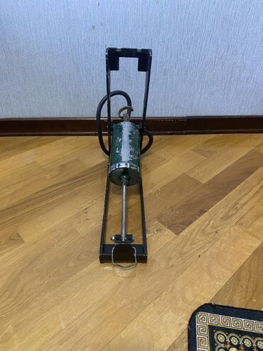 Avtomobil kompressorları və nasosları: Bu SSSR den qalma ayaq nasosudir. cox yaxwi veziyetdedi. təkərləri — 10