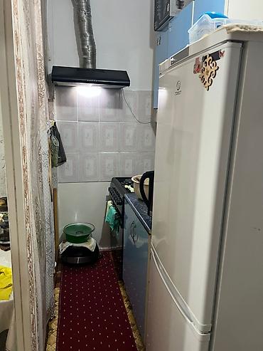 Кыймылсыз мүлк: Продаю гост.типа комната находится 2мик. жилдома локация очень хорошая — 1