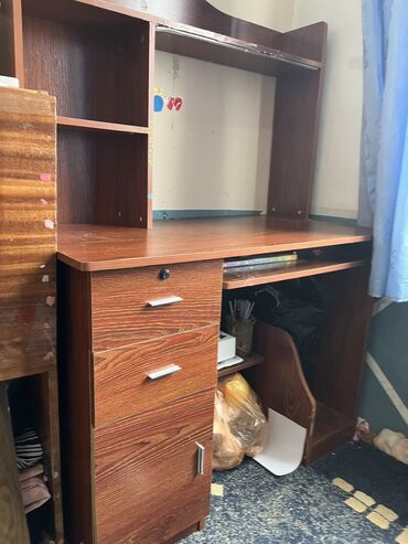 детскую мебель и парту: Продаю детский стол для чтения в хорошем состоянии