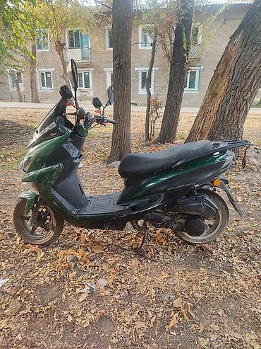 мотоциклы недорого: Скутер в зелёно-чёрном цвете с выразительным спортивным дизайном — 2