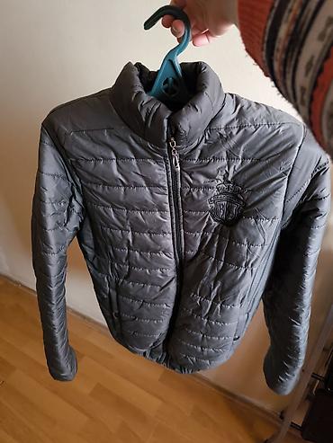 Kişi geyimləri: Yüngül qabarıq teksturaya malik boz rəngli puffer gödəkçə. - Model — 1
