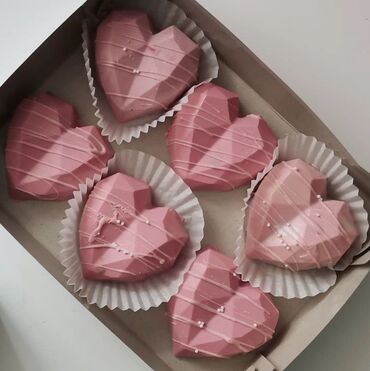 Yeni il oyuncaqları və bəzəkləri: Həndəsi ürək formalı, zərif detallarla bəzədilmiş, dekorativ qutularda -da lalafo.az — 8 Yeni il oyuncaqları və bəzəkləri: Həndəsi ürək formalı, zərif detallarla bəzədilmiş, dekorativ qutularda — 8