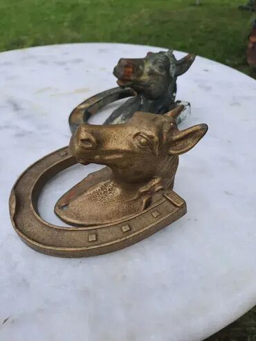 Ostali antikviteti: Bronzani zvekir, prodaju se u vidjenom stanju. Cena za konje 10000 — 5