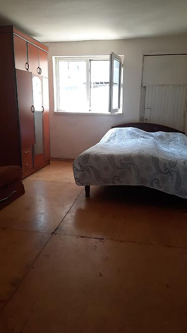 1 otaqlı, mətbəxli orta təmirli həyət evi kirayə verilir.Otaqda bir