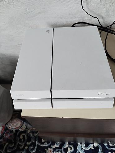 Видеоигры и приставки: Sony PlayStation 4 (белая версия) - Модель: PS4 (первая ревизия — 1