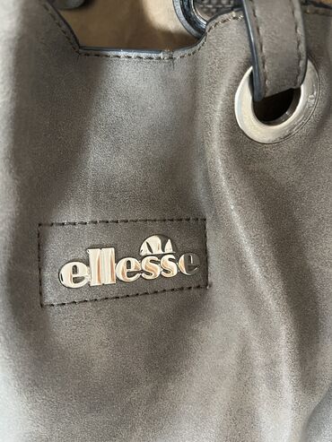 bermude sive za hladdane sa kaisem: Ellesse veca torba, neutralne boje pa je pogodna za kombinovanje. Ima