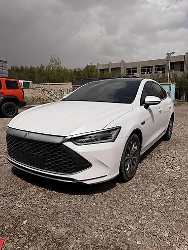byd e1: BYD Qin: 2023 г., 1.5 л, Вариатор, Гибрид, Седан — 1