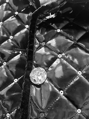 hind geyimi: Bebe brendi, qara rəngli, parlaq laklı teksturaya malik quilted (rombl — 2