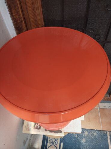 Baštenski nameštaj: Baštenski sto, Plastika, bоја - Crvena, Upotrebljenо