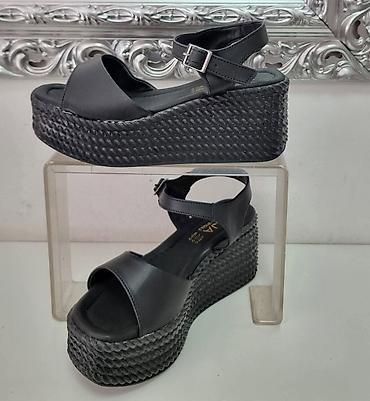 hermes papuce: Crne ženske sandale na platformu - Model: otvoreni prsti, kaiš oko — 1