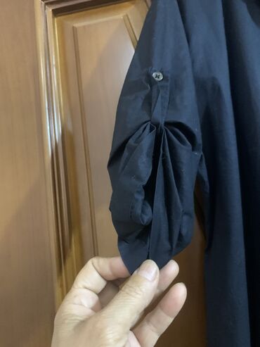 Костюмы: Dizdən aşağı uzunluqda, qara rəngli köynək donu. Donun ön hissəsində