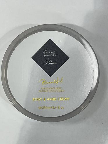 Nega kože: Mirisne kreme za telo i ruke – 250 ml (8.4 fl oz) Opis: - Kolekcija — 2