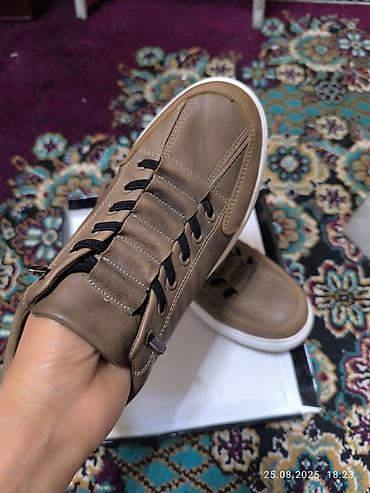 Кроссовки и спортивная обувь: Стильная мужская обувь можно и подросткам, коричневого цвета с белой — 2