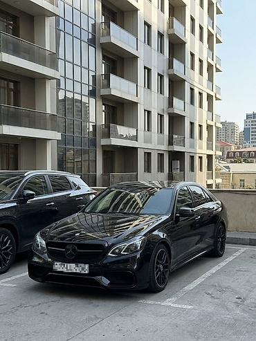 class: Mercedes-Benz E‑Class sedan – AMG paketli, qara rəngdə. Əsas — 1