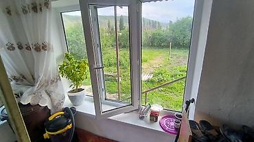 Продажа коттеджей и домов: Продается дом в кемине .из 4 комнат и прихожка.в подвале есть ещё 3 — 3