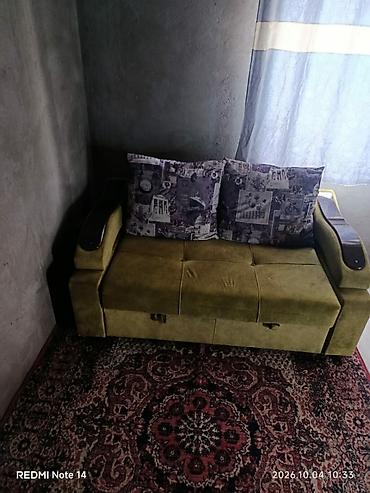 Прямые диваны: Компактный диван-кровать с подлокотниками и декоративными подушками — 3