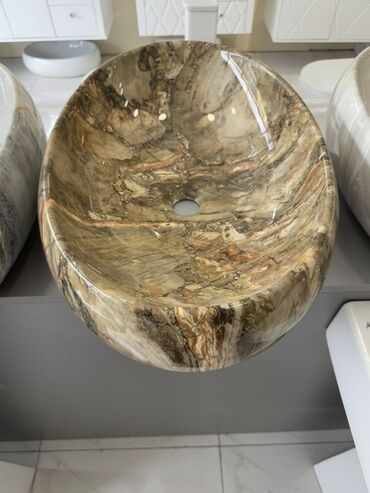 hamam seti: Mərmər naxışlı, oval formalı, üstü quraşdırılan lavabo. Bu lavabo