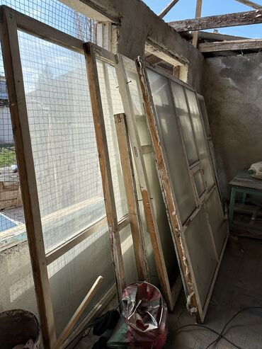 старый окно: Деревянное окно, цвет - Белый, Б/у, Самовывоз