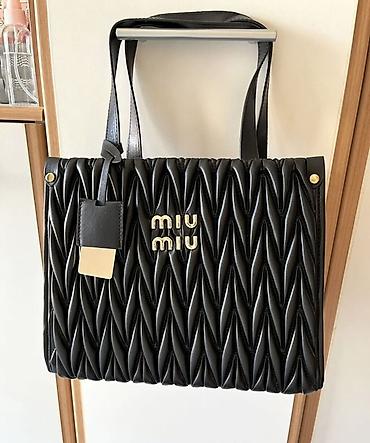 lil solid accessories: Miu Miu ženska torba u crnoj boji, sa prepoznatljivim reljefnim — 1