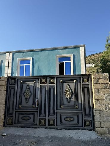 bayılda ev: Bayıl qəsəbəsində yanaşı yerləşən 2 ayrı həyət evi satılır. - Hər ev — 2