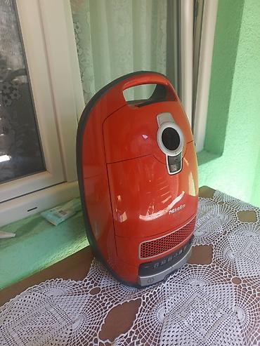 bordo: Miele S8330 usisivač sa kesom, narandžaste boje. Ključne — 3