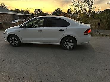 авто рага: Volkswagen Polo: 2013 г., 1.6 л, Кол менен иштөөчү, Бензин, Седан — 2