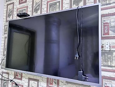 Телевизор Skyworth, диагональ около 40–43". Плоская LED‑панель, тонкая