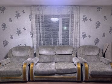 диван из палет: Продается диван, один двухместный и два кресла