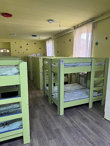 bunk bed: Детские двухъярусные кровати блоками (по 2 спальных места в каждой — 6