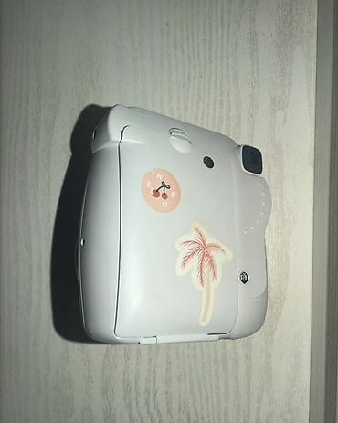 fujifilm instax mini: Fujifilm Instax Mini 9 ani fotoaparat. Ağ rəngdə kompakt korpusa — 2