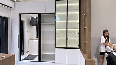 standing mirror: Встроенный модульный шкаф-гардероб с витриной и LED‑подсветкой. - — 2
