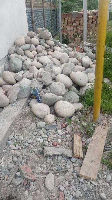 Другие строительные материалы: Камень на фундамент 1 зил где то село ленинском возле дароги за 3000