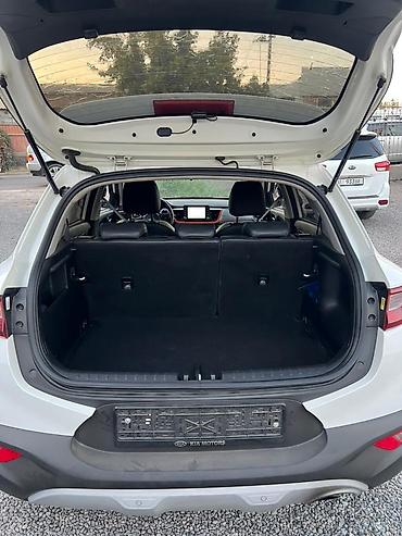 Kia: Компактный кроссовер Kia Stonic белого цвета, оснащенный рейлингами на — 10