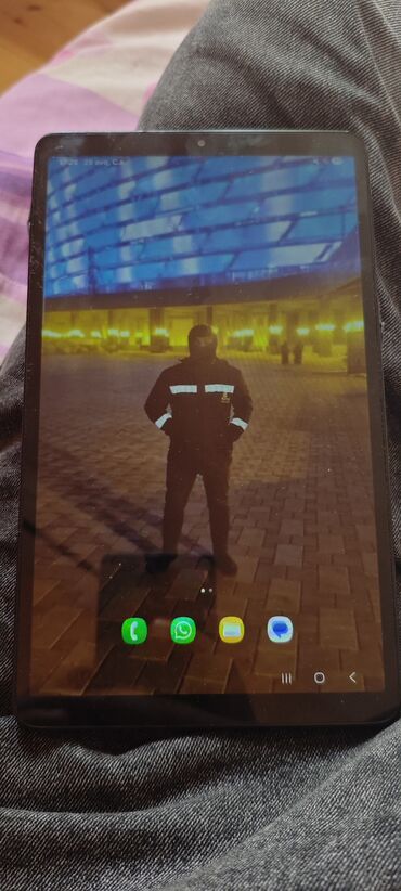Браслеты: Şəkil və videoları aydın göstərmək üçün parlaq ekrana malik Samsung
