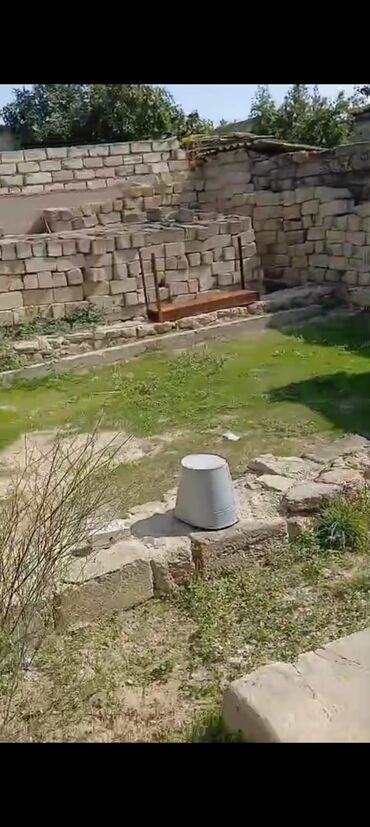 Həyət evləri və villaların satışı: Yeni suraxani Araz market 101 nomreli mektebin yaxinligi. 4 sot — 2