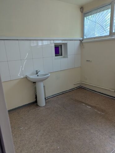 пустое помещения: Сдаю в аренду помещение 180,5 кв м. Центральная канализация
