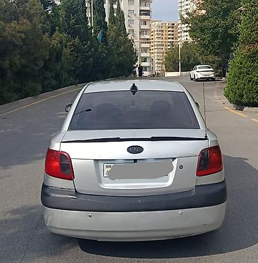 Kia: Kia Rio sedan (gümüşü rəng). Kompakt və sərfəli şəhər avtomobili — 2