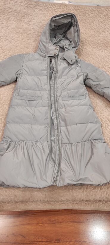 двухсторонная куртка: Куртка плащ, на девочку пуховик, на 8, 9 лет состояние отличное цвет