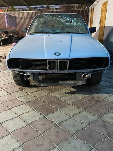 беха машина: Автомобиль BMW E30 в кузове седан, представленный в светло-голубом