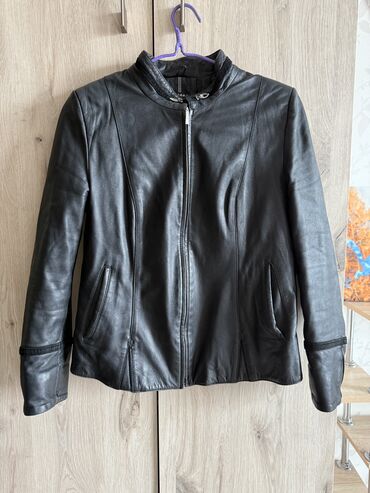 Кожаные куртки: Продаю две кожаных куртки натуральная кожа на обеих. Размер подойдет — 6