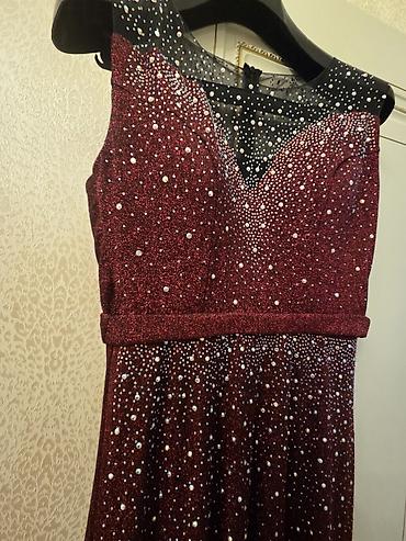 versage sep: Zərif axşam/gecə geyimi – bordo rəngdə, parıltılı daşlarla bəzədilmiş — 5