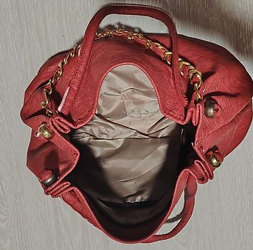pandora narukvica cena: Crvena ženska torba sa zlatnim detaljima - Model: shopper/hobo torba — 3