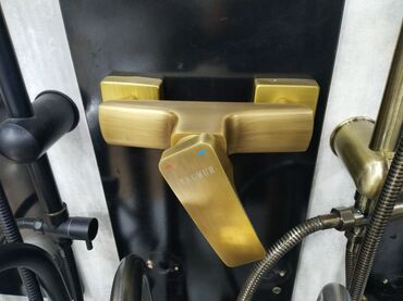 смесители для душа: Qızılı rəngdə, mat fırçalanmış səthli divarüstü duş/banyo