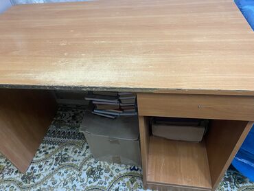 кресло на офис: Стол для учебы. 4500 сом. Звонить по номеру
