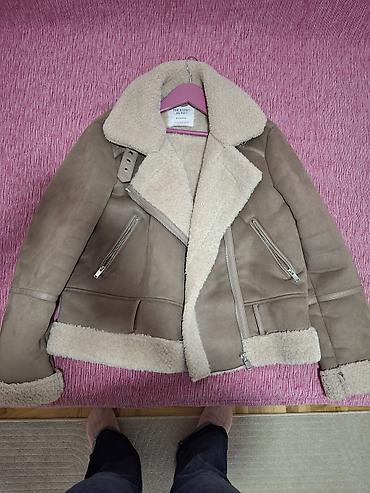 stradivarius sorc: Ženska jakna “The Iconic Jacket” (etiketa vidljiva na slici). Model u — 1