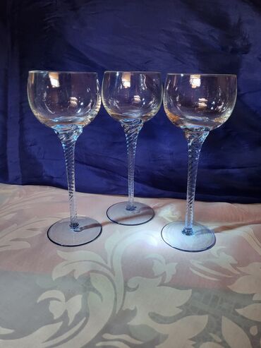 Čaše: Case nove,vintaz za vino. Case perfektne,sve na njima je odsjaj od — 1